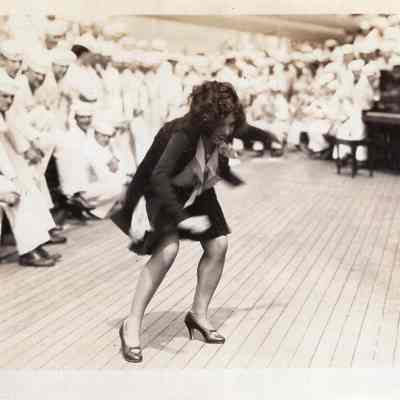 Dancing woman II