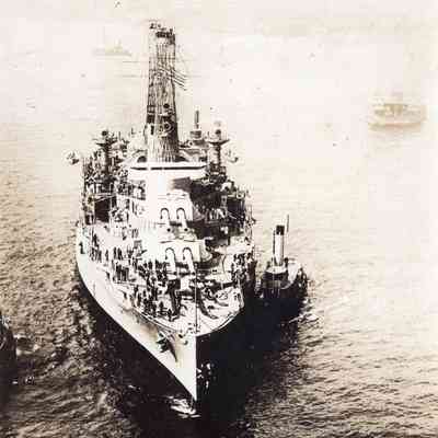Tug escorts USS Texas