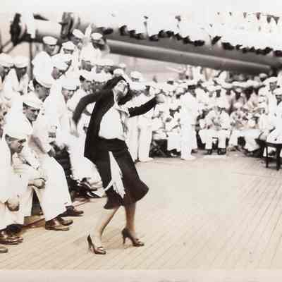 Dancing woman I