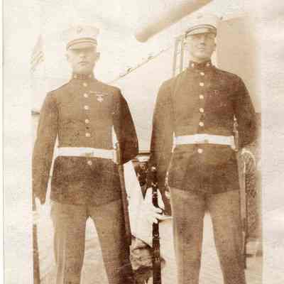 Dergantz poses with another marine