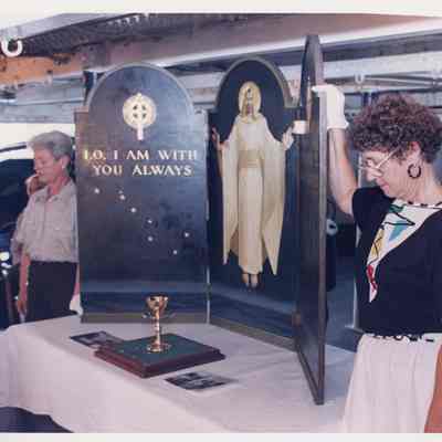 Service with chalice and triptych