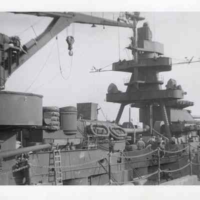 Main mast and crane