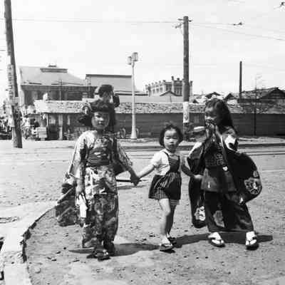 Japanese girls in traditional dress