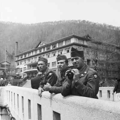 Soldiers sightseeing at the Noboribetsu Hotel