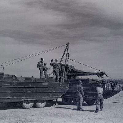 Soldiers loading artillery into DUKW
