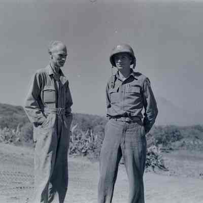 Ernie Pyle with soldier
