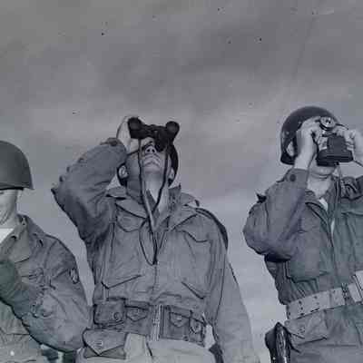 Soldiers watching the parachute training