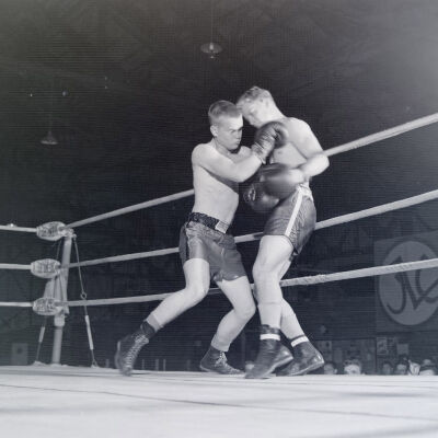 Soldiers boxing
