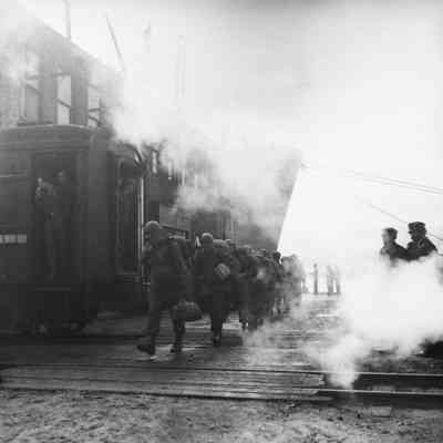 Soldiers disembarking ships to board trains