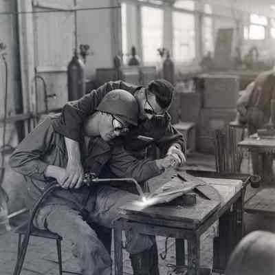 German teaching soldier welding
