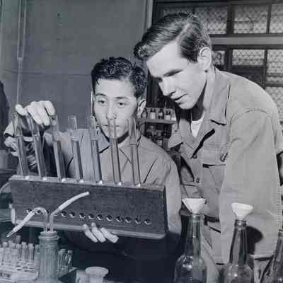 Soldiers working in a lab