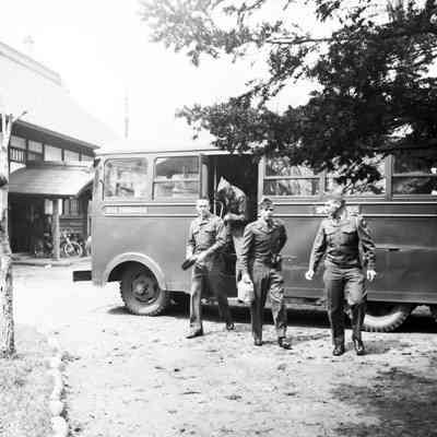 Soldiers leaving bus