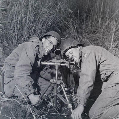 Soldiers sighting a 60mm mortar