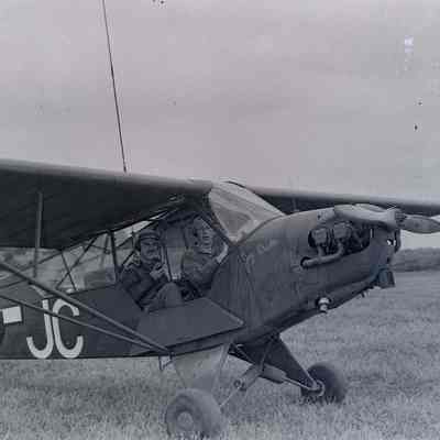 Soldiers in light aircraft