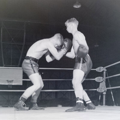 Soldiers boxing