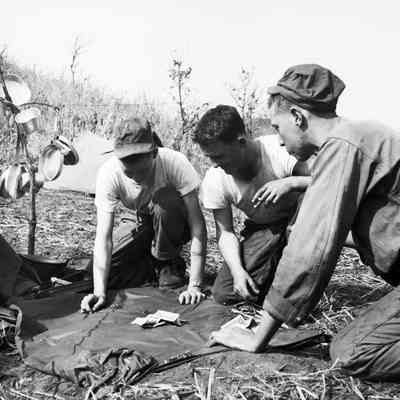 Soldiers playing dice
