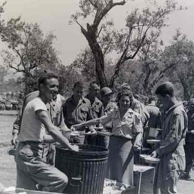 Soldiers in chow line