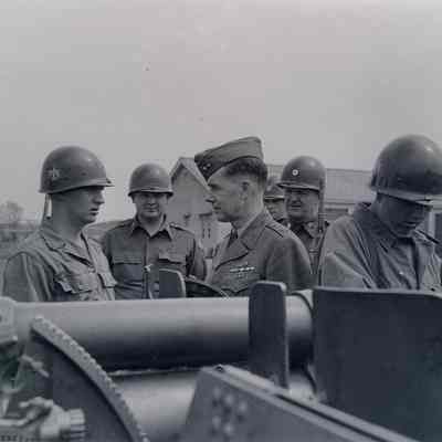 General talking with artillery soldiers