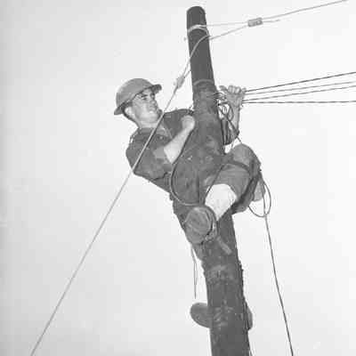 Soldier stringing commo wire