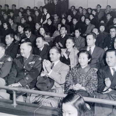 Generals Styron and Muldrow with a large Japanese audience