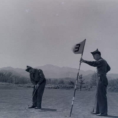 Soldiers playing golf