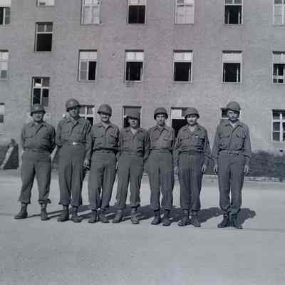 Group photo of soldiers