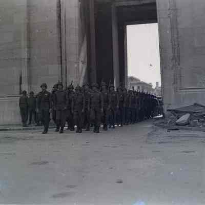 Soldiers marching into Koenigs Platz