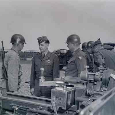 General talking with artillery soldiers