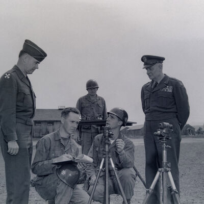 Soldiers demonstrating equipment to Major General Roderick Allen