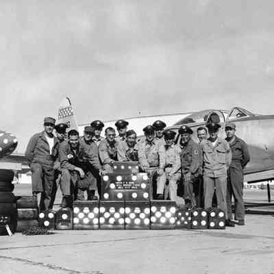 Group of pilots and airmen posing