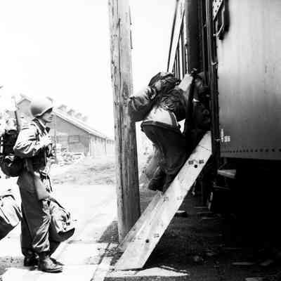 Soldiers board trains at port