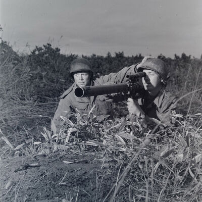 Soldiers sighting a bazooka
