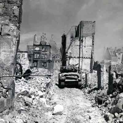 Soldiers and a tank hunt for snipers