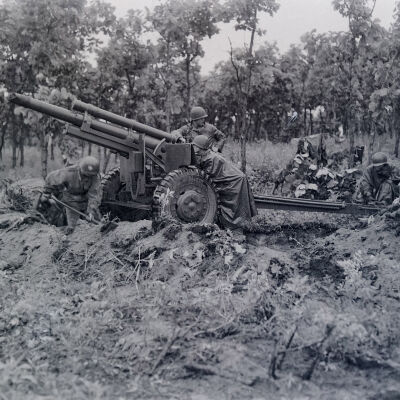 Artillery piece with crew
