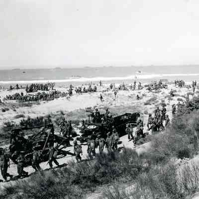 Soldiers coming ashore in Sicily