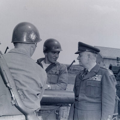 General Roderick Allen talking with soldiers