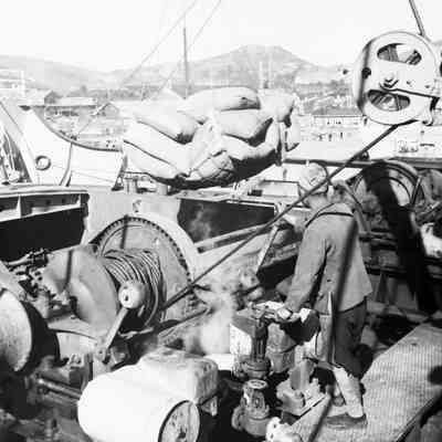 Steam winch used in cargo loading operation