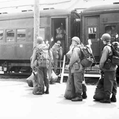 Soldiers board trains at port
