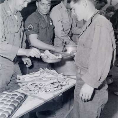 Soldiers going through a chow line