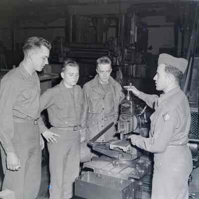 Soldier demonstrated machinery to other soldiers