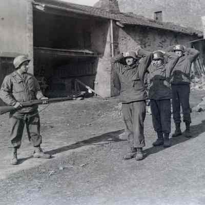 Soldiers act out prisoner capture