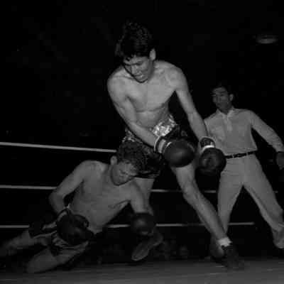 Soldiers boxing