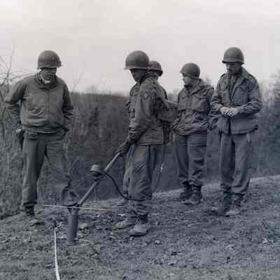 Soldiers at mine search school
