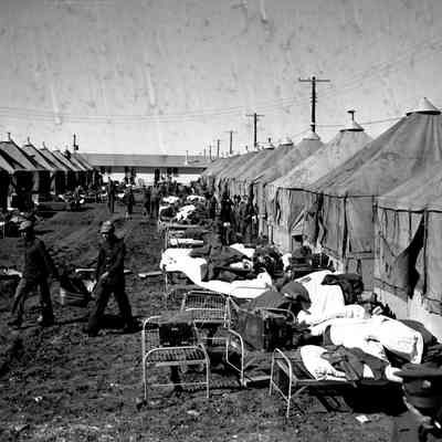 Soldiers moving into tent quarters