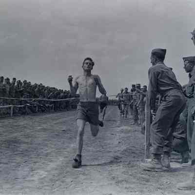 Soldiers racing