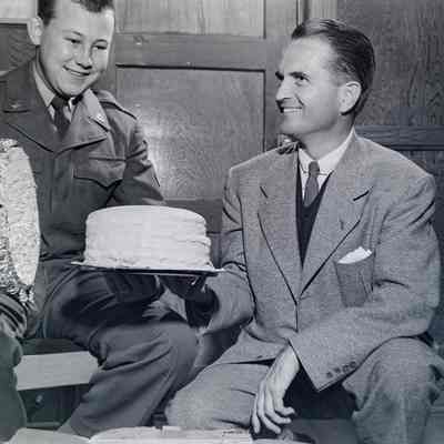 Oklahoma Congressman John Jarman giving a cake to a soldier