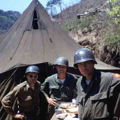Soldiers in chow line