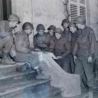 Soldiers review the patrol that captured German prisoners