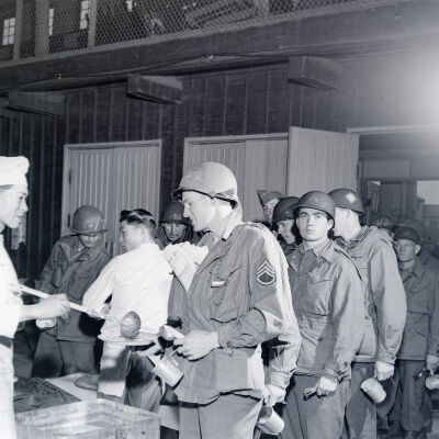 Soldiers in a chow line