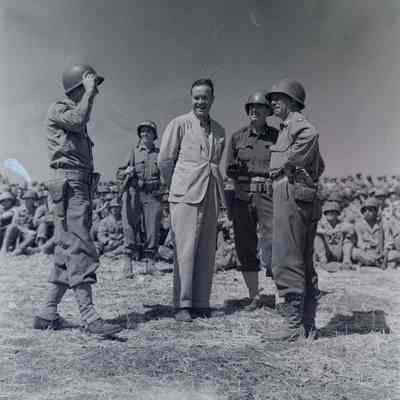 Bob Hope with soldiers